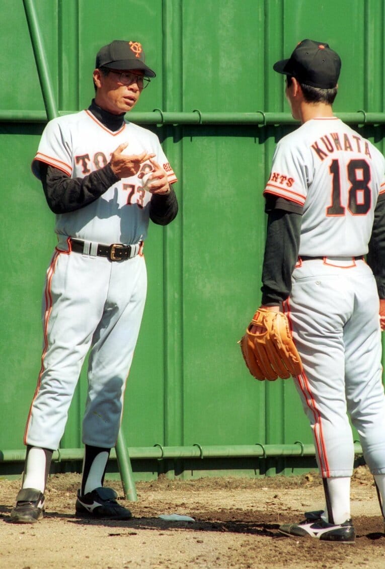 桑田（右）を指導する藤田元司監督　©︎Sankei Shimbun