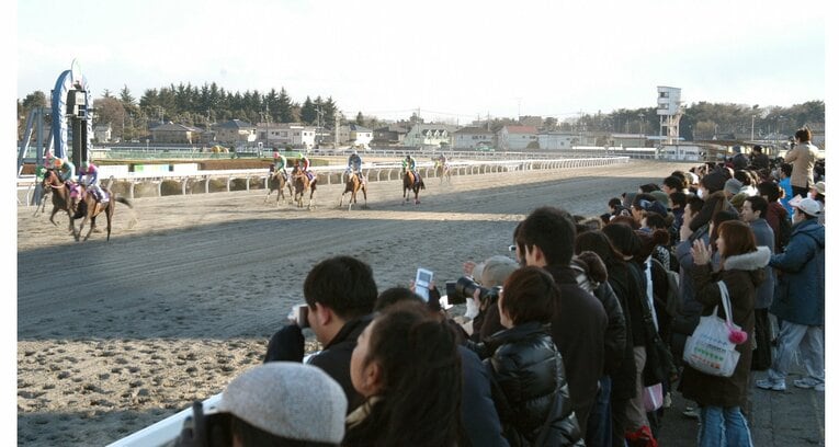 2005年3月宇都宮競馬で、最後のレースに声援を送るファンら。その後、場外発売が行われ06年3月に閉場、廃止になった　©KYODO