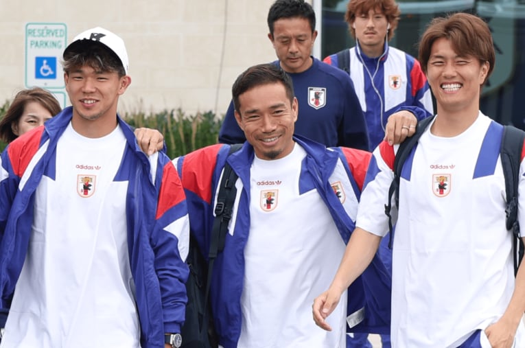 小川選手は、ピッチ内外で“最年少”塩貝選手のサポートをしている ／ photograph by Sankei Shimbun