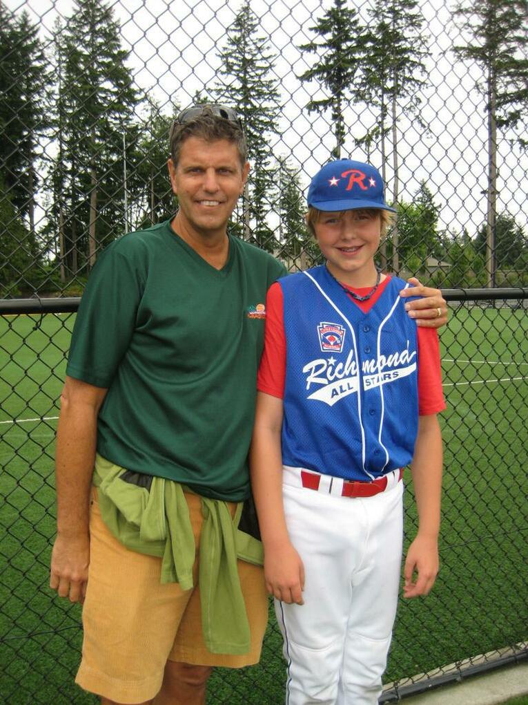 野球少年時代…父・ネルズさんと。（写真=父・ネルズさん提供）