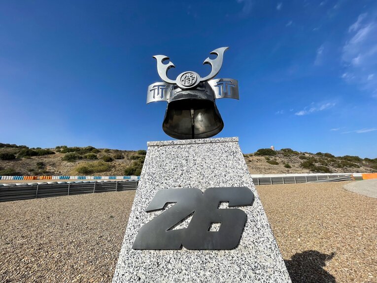 ヘレスサーキットの6コーナーに設置されたペドロサを讃える兜のモニュメント　©Satoshi Endo