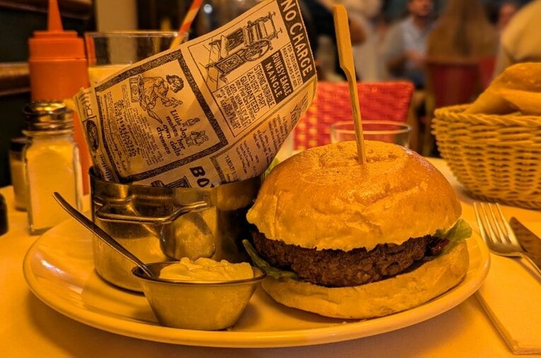 記者がパリのカフェレストランで注文したハンバーガー。フレンチフライと飲み物をつけたセットは日本円で3000円を超える ／ photograph by Yu Saito