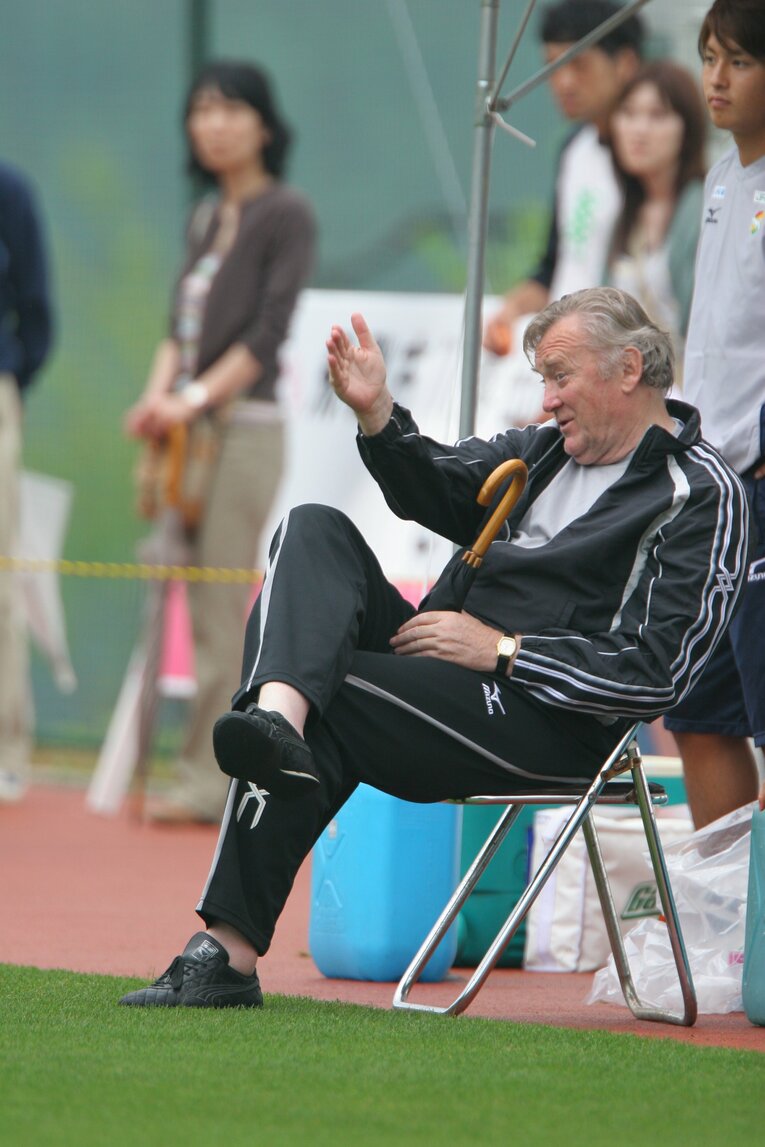ジェフ千葉時代、練習中に指示をするオシム　©Toshiya Kondo