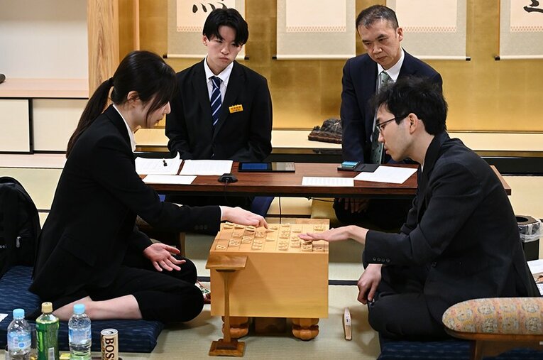 西山朋佳と柵木幹太の棋士編入試験第5局は公式戦ではなかった。しかしその熱量はタイトル戦にも勝るとも劣らないものだった ／ photograph by Keiji Ishikawa