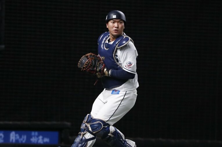 2019年ドラフトで西武に5位指名された捕手・柘植世那。自慢の強肩でチームの勝利に貢献している ／ photograph by Kyodo News