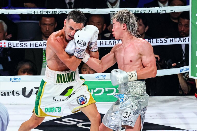 モロニーのガードの隙間を縫う那須川天心の右アッパー　©Susumu Nagao