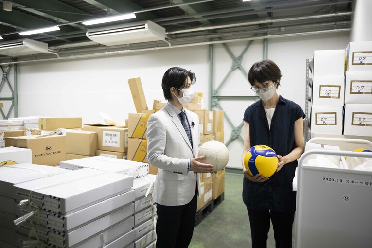 1964年と2021年東京五輪で使用されたバレーボール　©Asami Enomoto