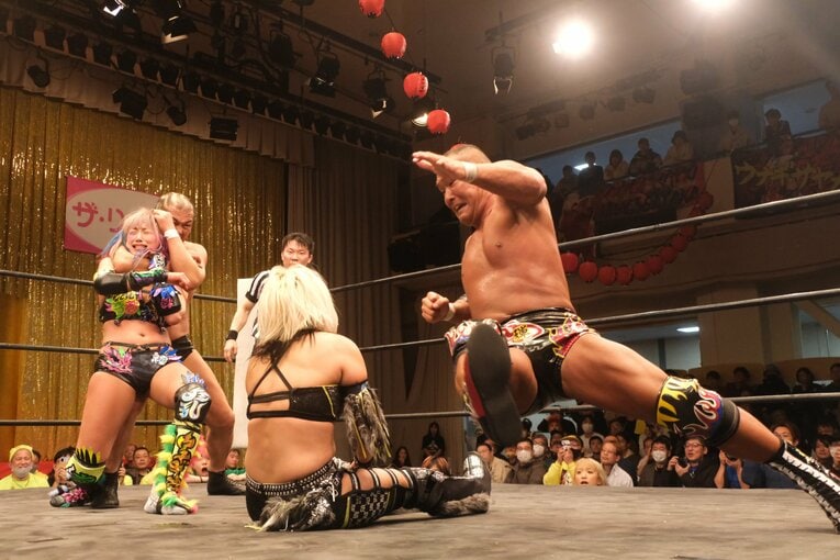 「スターダムをクビになって…」人気女子プロレスラーが初告白　ウナギ・サヤカ“超満員の自主興行”に密着して感じた「不思議な風格」(39)