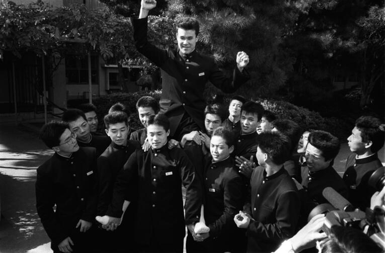 1987年11月、ロッテからドラフト1位指名を受けた伊良部18歳（尽誠学園／香川）　©JIJI PRESS