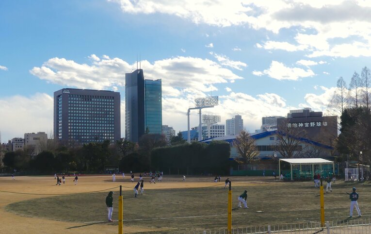 青い屋根の建物はヤクルトスワローズの室内練習場　photograph by Kenichiro Tazawa