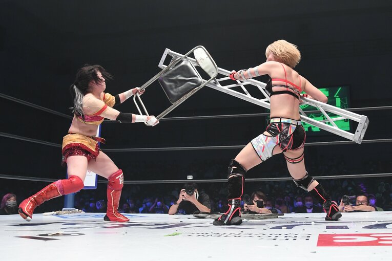 椅子と鉄柱によるチャンバラ