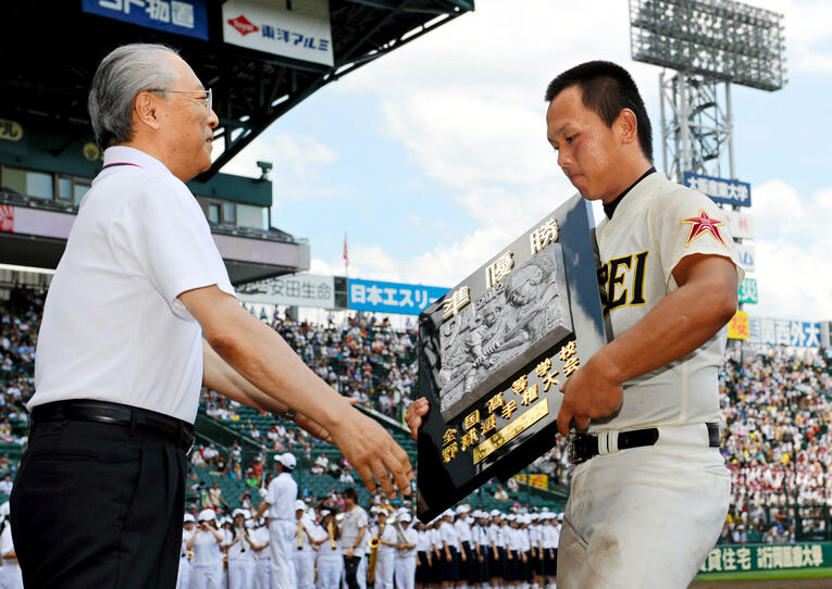2012年夏の甲子園。準優勝の盾を受け取る光星学院高・田村。センバツ決勝戦に続き、藤浪晋太郎がエースを務めた大阪桐蔭高に敗れた　©JIJI PRESS