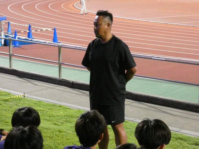 選手たちに意識について説く山本佑樹監督。難しい舵取りが続いている　©Shun Sato