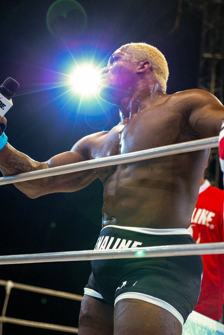 試合後にマイクを握ったランデルマン　©Susumu Nagao