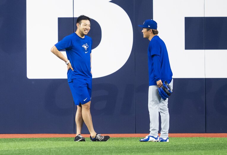 ブルージェイズ時代に山本由伸と談笑　©Getty Images