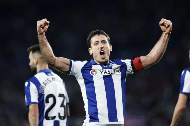 オヤルサバルもファンを煽りつつガッツポーズ　©Daisuke Nakashima