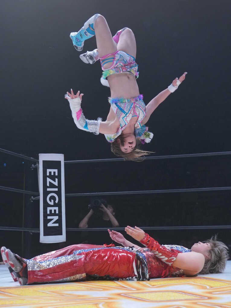 岩谷麻優のムーンサルトプレス　©Essei Hara