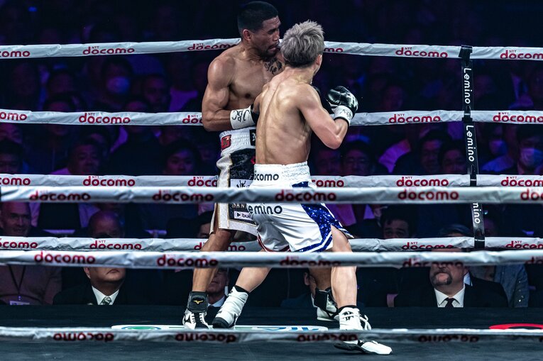 井上尚弥vs.マーロン・タパレス。4ラウンドのダウンシーン（5枚目／全9枚）　©Takuya Sugiyama