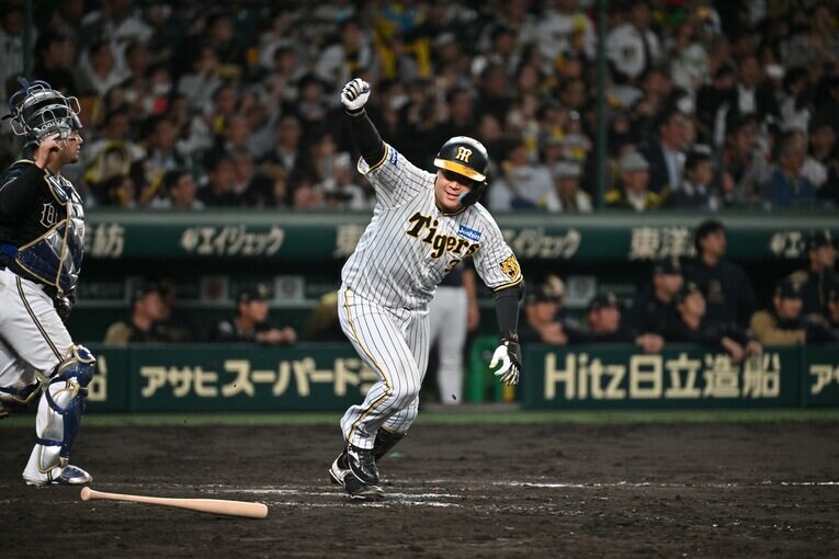 サヨナラ打を放ち右手の拳を突き上げる4番・大山悠輔　©︎Hideki Sugiyama