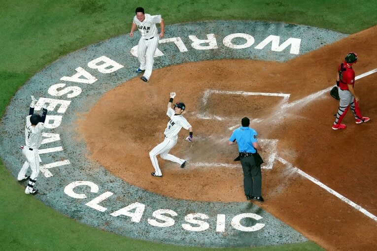 周東の歴史的ホームイン（貴重なアングルから…）　©Getty Images