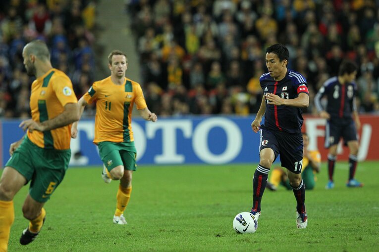 ドリブルで敵陣にボールを運ぶ長谷部誠　©Shigeki Yamamoto