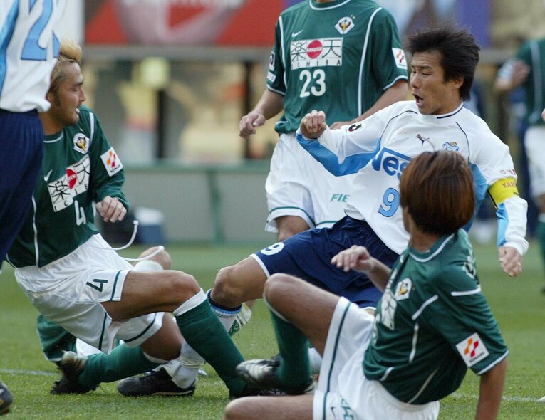 ゴール前で激しくぶつかる磐田・中山（右）と東京Vの菊池（手前）、林（左）＝2002年　©︎JIJI PRESS