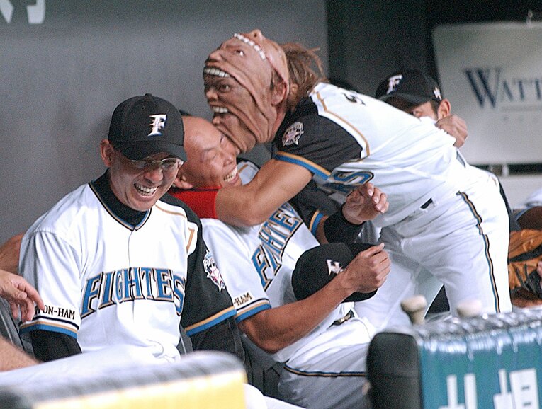 口から次々と顔が…ファイターズ現役時代の新庄剛志が日々ファンを楽しませた「かぶり物パフォーマンス」　©︎JIJI PRESS