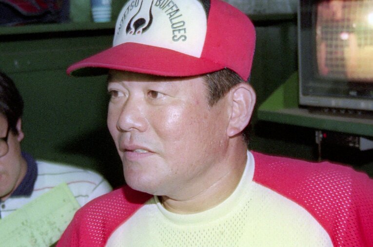 自身300勝の大投手だった鈴木啓示監督は野茂への信頼を口にしていた。開幕戦で史上初の大記録が近づく中、鈴木監督の采配は… ／ photograph by KYODO