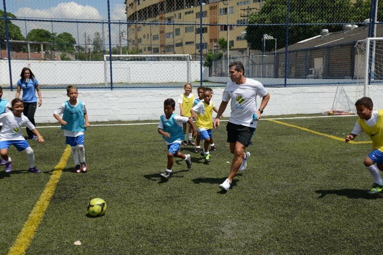 基金のグラウンドで子供たちとフットボールに興じる　※本人提供