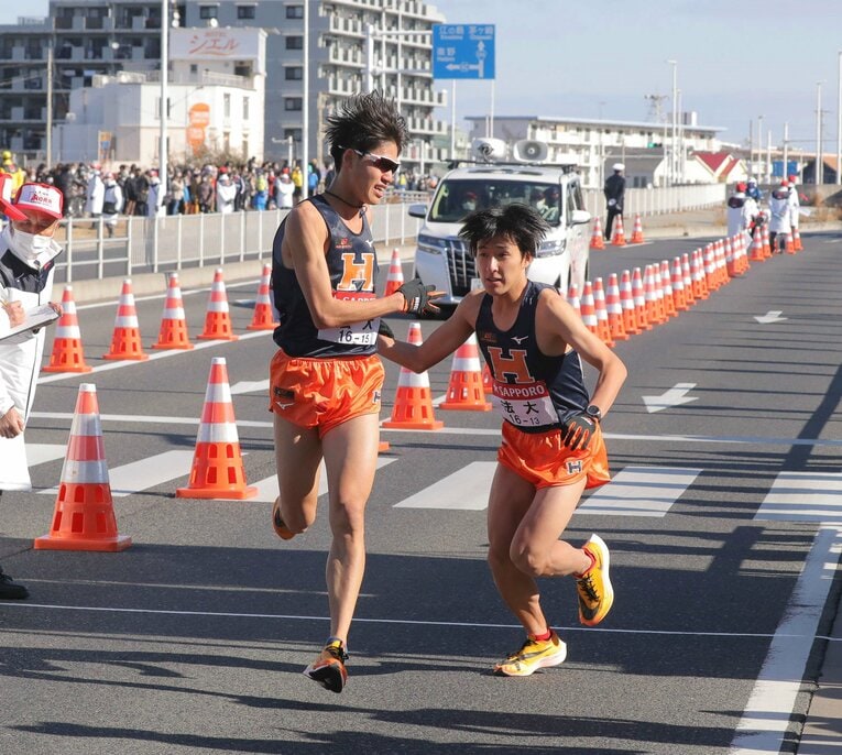 【あの韮山高メンバーのあれから】2022年の箱根駅伝。法政大3年時の河田（写真右）は4区を走った。しかし翌年の法政大メンバーリストに河田の名前はなかった　©JIJI PRESS