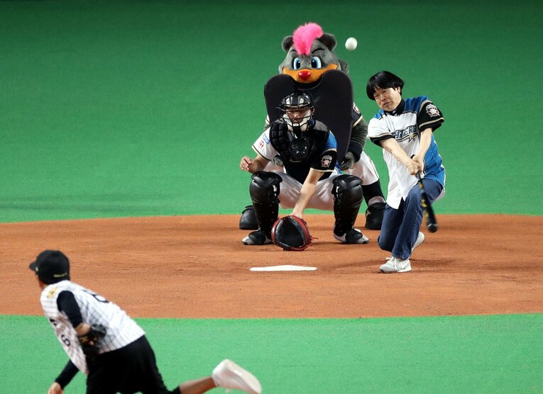 2016年プロ野球交流戦、日本ハム対阪神。ココリコ・遠藤章造との“1打席対決”でヒットを打った蛍原さん　©Sankei Shimbun