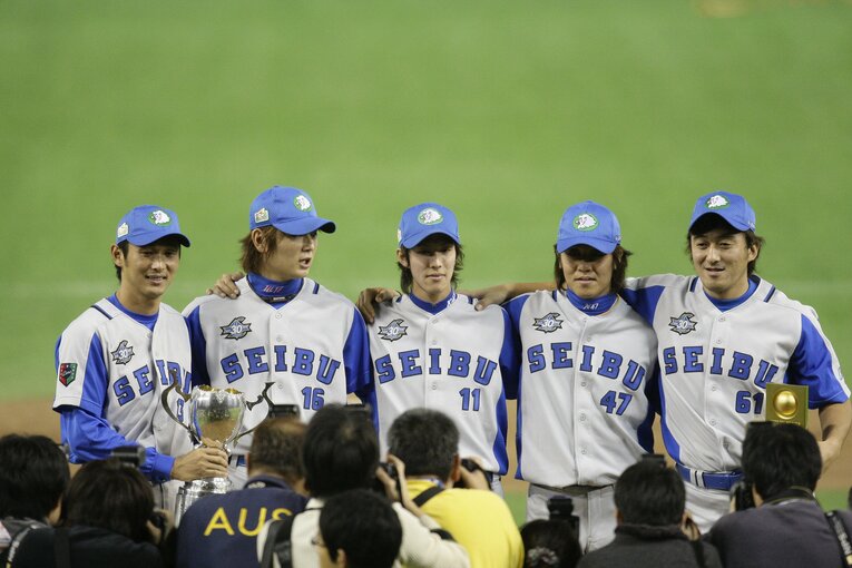 （左から）西口、涌井、岸、帆足、石井一　©BUNGEISHUNJU