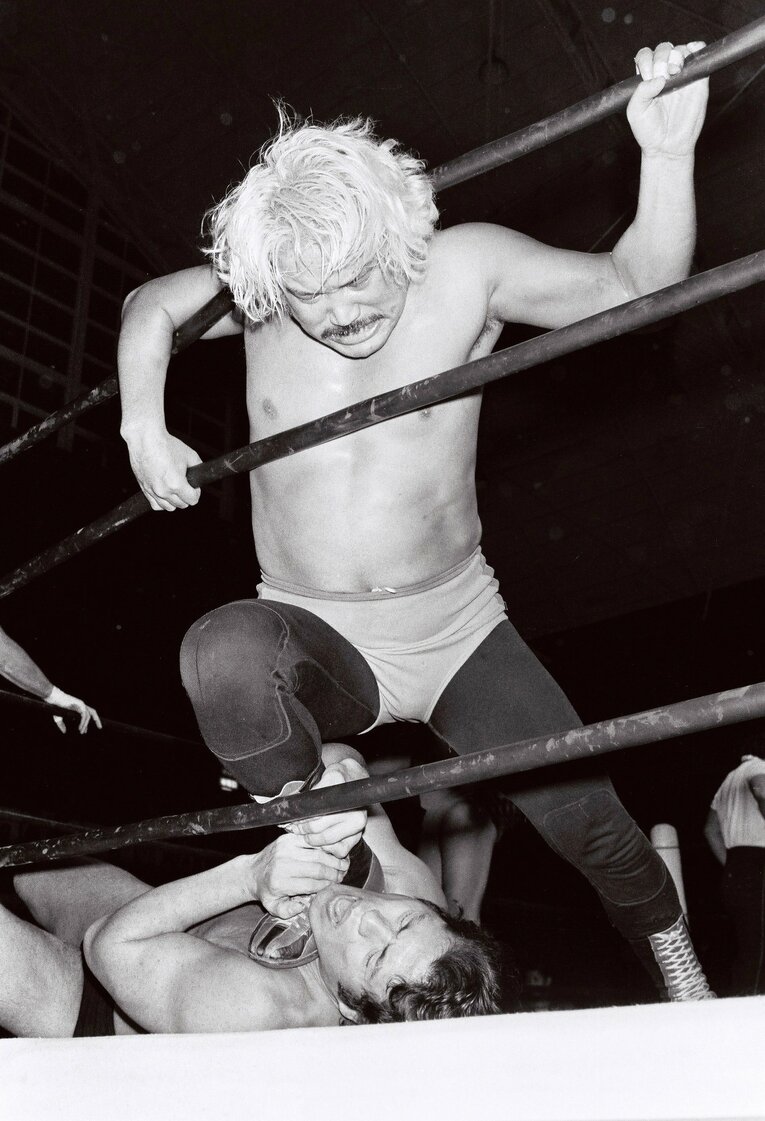 アントニオ猪木を痛めつける上田馬之助（1979年）　©東京スポーツ新聞社