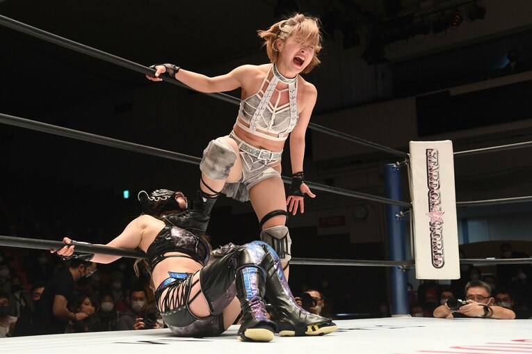 スターライト・キッドを踏みつけて吠えるなつぽい