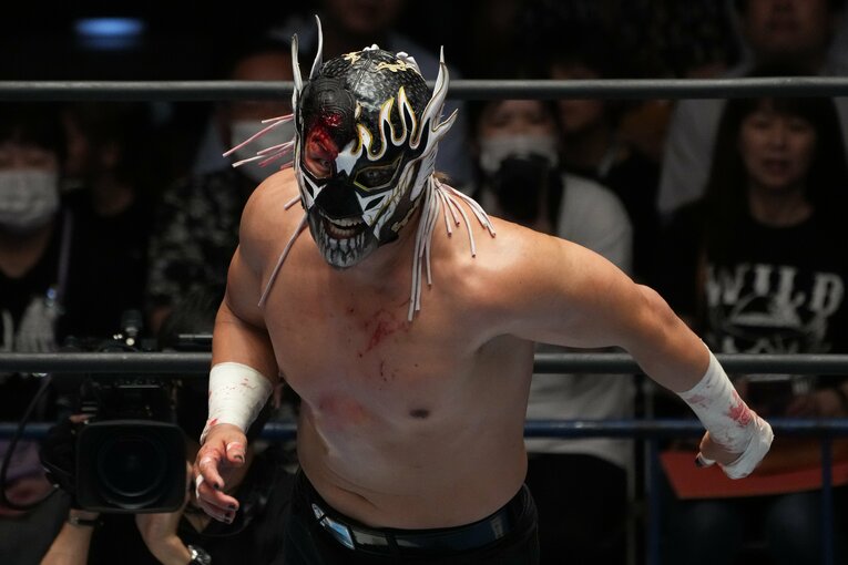 流血しながらも闘志むき出しのエル・デスペラード