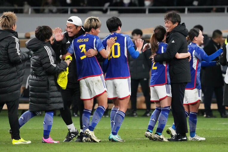 清水らとハグする池田監督　©Getty Images