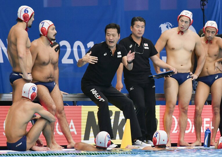 水球男子の大本洋嗣監督（左から4人目）。2012年に代表監督に復帰した。写真は2年前、世界水泳のイタリア戦で　©KYODO