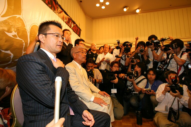 2006年6月、会見で記者の質問に応じるDESの榊原信行代表　©Toshiya Kondo