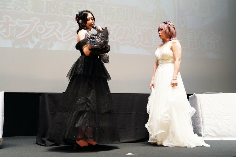 中野たむに黒いバラの花束を送る上谷沙弥　©Essei Hara