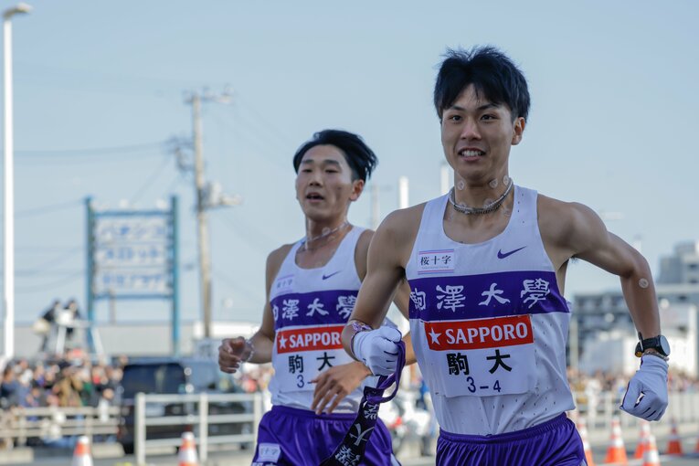 駒大で今季の主将を務める鈴木芽吹は同じ佐久長聖高校の同期にあたる。1年時はともに全国高校駅伝優勝のメンバーとなった　©JMPA 