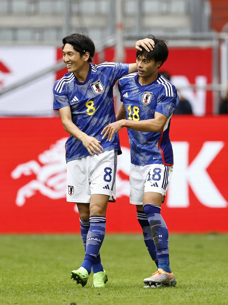 三笘のゴールを祝福する原口　©Getty Images