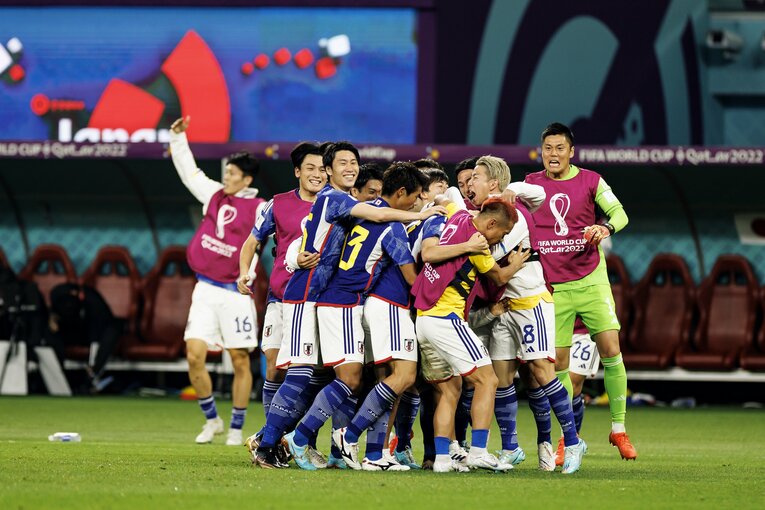 田中を祝福するメンバーたち（奇跡のゴールシーン　54／57）©Kiichi Matsumoto/JMPA