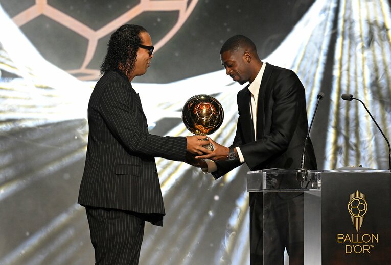 デンべレに対するプレゼンターはロナウジーニョだった　©Getty Images