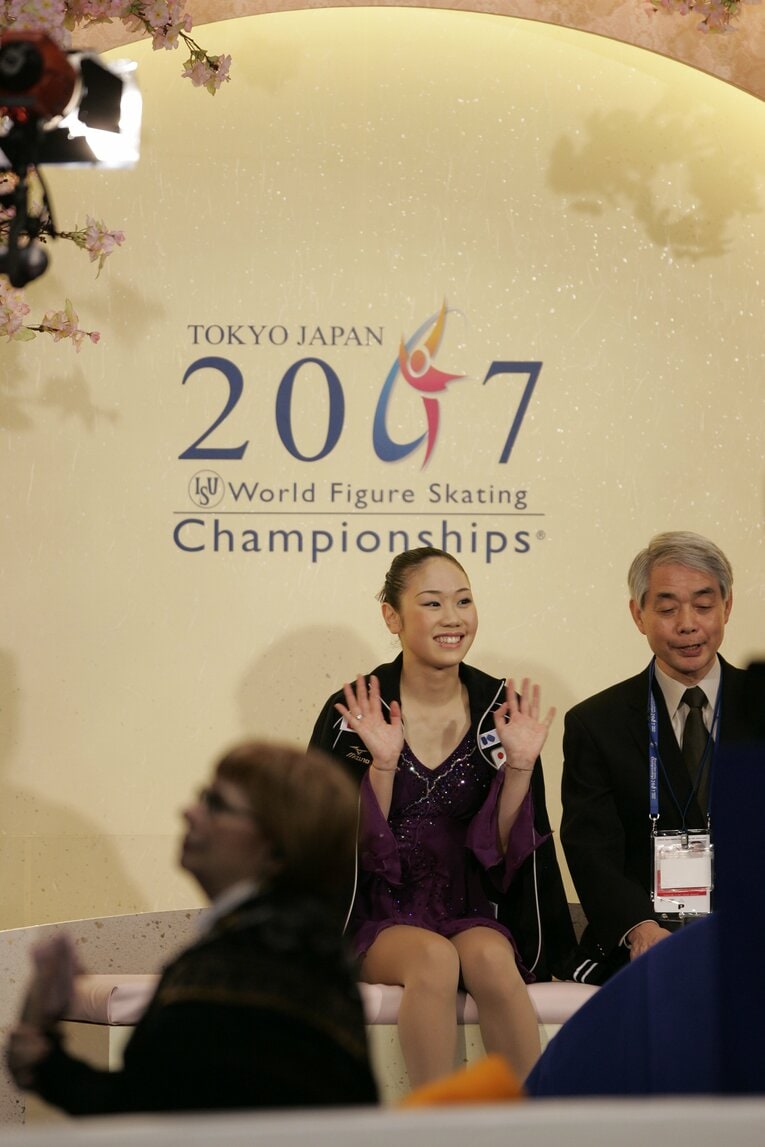 2007年の世界選手権にて。中野の隣に座るのが佐藤信夫コーチ　©Takuya Sugiyama