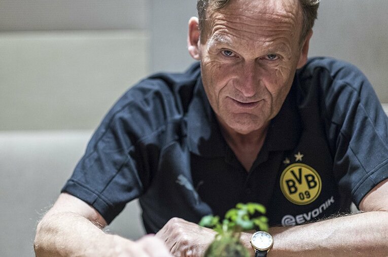 クラブのポロシャツで登場したヴァツケCEO。経営者というよりも、サッカーとドルトムントを愛する人という印象が強烈だった。 ／ photograph by Takuya Sugiyama