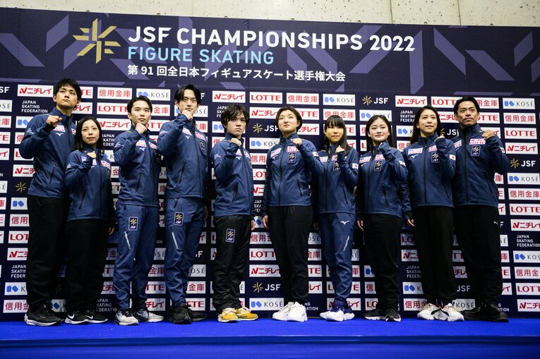 記者会見後の集合写真の表情も一様に硬い　©Asami Enomoto