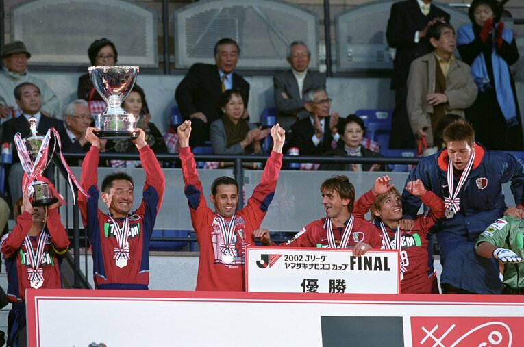 2002年、ナビスコカップの優勝トロフィーを掲げる秋田豊　©Takao Yamada