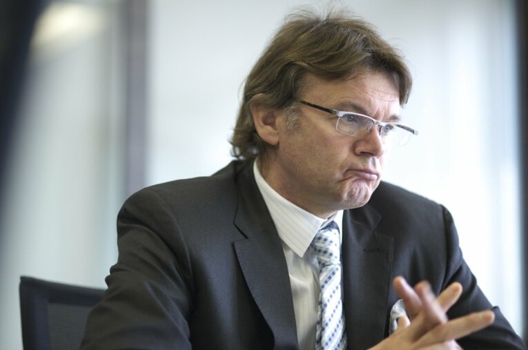 予選を通じて、一貫して得点力不足については手厳しいトルシエ。言葉を選びながらも打開策を語った ／ photograph by Takuya Sugiyama