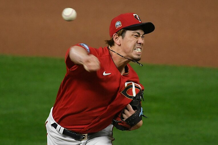 11日のインディアンス戦に登板した前田。5回表に見事な打球処理を見せ、実況アナを驚かせた。 ／ photograph by AFLO