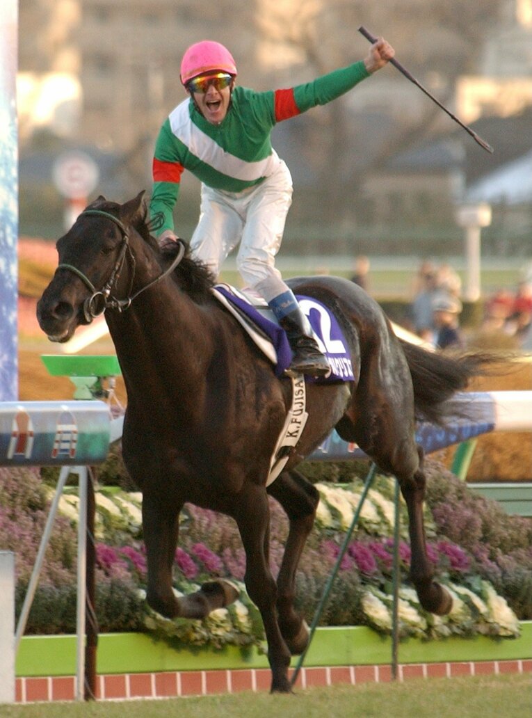 シンボリクリスエスが9馬身差で圧勝した2003年の有馬記念　©JIJI PRESS